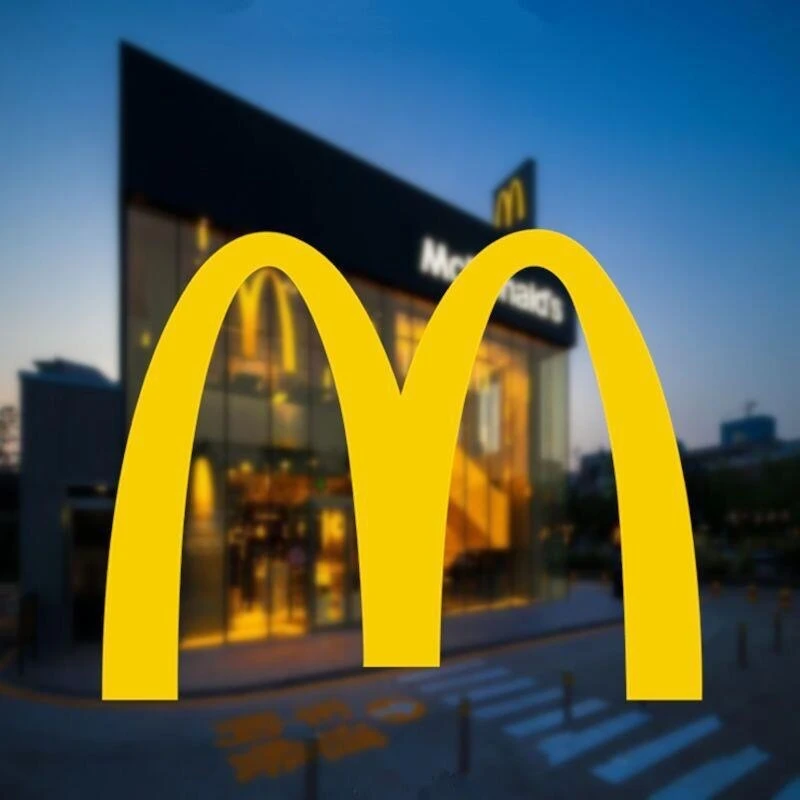 Adesivo com logotipo "M" personalizado para janela