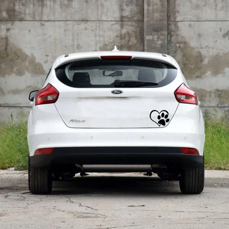 Decalque de carro com marca de pé e coração