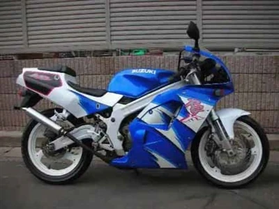 Você consegue retirar os adesivos originais de fábrica de uma motocicleta?