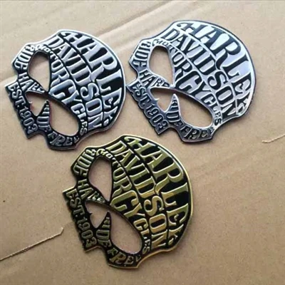 Quais são os processos de fabricação exclusivos para logotipos de carros metá...