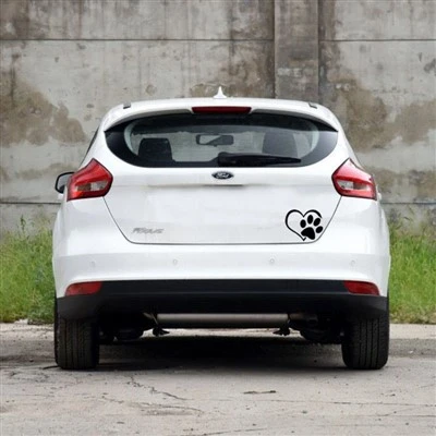 Decalque de carro com marca de pé e coração